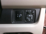 運転席スイッチ類ライトの光軸調整とミラーの調整が行えます!