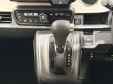 CVT車のセレクトレバーです。低速から高速まで、変速ショックのないスムーズな走りを実現するとともに、エンジン効率のよい領域を維持することで燃費にも貢献します。