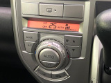 【オートエアコン】一度お好みの温度に設定すれば、車内の温度を検知し風量や温度を自動で調整。暑い&hellip;寒い&hellip;と何度もスイッチ操作をする必要はありません。快適な車内空間には必須の機能ですね♪