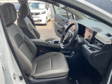 運転席・助手席は、ゆったりと座れるサイズで、長時間の運転でも快適です。