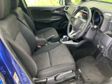 運転席と助手席が並ぶ前席は、シートの柄やステッチが落ち着いた雰囲気を演出します。前方やサイドの視界も確保され、乗り降りしやすいドア開口部から、車内の様子を確認できます。