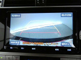 バックガイドモニター付き。車両後方の映像をナビ画面に表示し、駐車などの後退操作をサポートします。