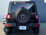 JEEPエンブレムが輝く後姿は見とれてしまうほど魅力的!
