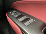 窓の開閉やミラー調整などに関わるスイッチがドア側にまとまり、手元で確認しやすい配置です。赤い内張りとの組み合わせも印象的で、日常の操作を身近に感じられる装備です。
