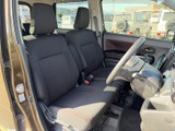 前席は視界が広く、運転席と助手席それぞれにヘッドレストを備えています。シートの柄が車内のアクセントになり、乗り降りの際もゆとりを感じられる空間です。