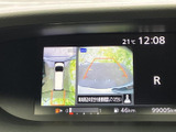 後方の映像に加えて車両周辺を確認できる表示があり、駐車時の周囲確認をサポートします。画面上のガイドも目安にしながら、狭い場所での後退操作に活用できます。