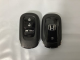 スマートキーを装備しています。鍵を差し込むことなくドアロックの開け閉めと、スタートボタン操作でのエンジンスタートができます。ボタン操作でトランクが開けられる電動テールゲートのボタンもついています。