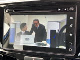 停車中に車内でテレビ映像を視聴でき、休憩時間や待ち時間を過ごす際に便利です。画面が見やすく、移動の合間に番組を楽しみたい方にも活用いただける装備です。
