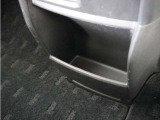 ◆センターロアボックス◆インパネ中央の下部には、ごみ箱としても使用する事ができるセンターロアボックスを装備しております。