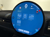 前方の状況をカメラで検知し、ドライバーの安全運転をサポートするドライビングアシストを搭載。