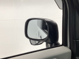 【サイドアンダーミラー】助手席側ドアミラーの下部についております。停車時・発進時などに車両左側の死角になった部分を確認するときに役立ちます。