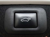 パワーバックドアを装備しています。バックドアを運転席からも開閉できます、便利ですよ。