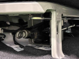 リヤシ-トの下(運転席側)にはジャッキ&工具が収納されています♪荷物を積載したままでもすぐに取り出せます。