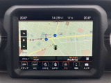 タッチスクリーンをタップするかスワイプするだけですべての機能を呼び出せます。Apple CarPlayおよびAndroid Autoに対応しスマートフォンとのシームレスな 連携も実現。さらに、USBポートを標準装備しています。