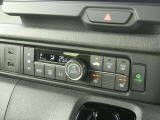 運転席&助手席シートヒーター 寒さが厳しい冬の朝でも座面を暖めて快適なドライブを。2段階の温度調整が可能です。