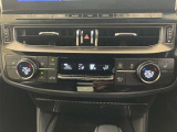 運転席側と助手席側で別々に温度調節ができるエアコンです