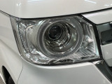 LEDヘッドライトは、点灯の瞬間から最大光量を発揮し、突然暗くなるトンネルなどでの安定感を高めます。