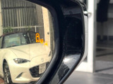 【ブラインドスポットモニター】走行中、ドアミラーの死角になりやすい箇所に後続車が接近するとサイドミラーのレンズに警告を表示!ドライバーに注意喚起をしてくれます。