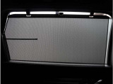 【ロールシェード】日差しや車外からの光が眩しいときにサッと引き出して使えるロール格納タイプのサンシェードを装備。後席に乗ったお子様がウトウトしだした時など、是非ご活用ください。