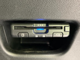 ETC車載器を備えており、対応する料金所ではETCを利用した通過に役立ちます。ボタンやカード挿入口が確認でき、料金所での支払いをスムーズにしたい方に便利です。