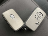 スマートキーをポケットやバッグに携帯していれば、キーを取り出すことなくドアハンドルを握り解錠、ドアハンドルのセンサーに触れるだけで施錠できます。