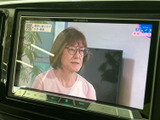 画面にテレビ番組が表示され、停車中に映像やテレビを視聴して過ごせます。見やすい大きさのモニターで番組内容を確認でき、休憩時間や待ち時間を車内で過ごす際にも便利です。