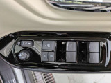 パワーウィンドウのスイッチですよ。運転席に居ながら窓を開け閉めのコントロールできます。
