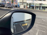 ドアミラーウィンカーも付いてます。 後方から車両が接近するのをお知らせする機能もあります
