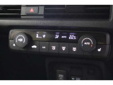 フルオートエアコンが装備されています!お好みの温度設定をするだけでエアコンの風量やモードの切り替えを自動でコントロールしてくれます!ユーザーの操作が少なく燃費走行にもつながります!