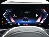 ドライバーの視線の先に広がる洗練されたデジタルメーター。必要な情報を見やすく表示しBMWらしい先進性とスポーティな世界観を演出します。走行中の情報を直感的に確認出来るドライバー中心のコックピットです。