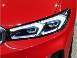 BMWの伝統の丸目4灯ヘッドライトでございます。LEDライトで視認性もよく明るく安全性の向上につながります。