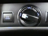 4WDシステムの切替も簡単です。オフロードや雪道などの滑りやすい路面でも安心して走行できます。
