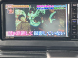 テレビ番組を画面で視聴できる装備を備えています。停車中の休憩時間などに映像を楽しめるので、車内で過ごすひとときにも活用できます。安全に配慮し、視聴は停車中にお楽しみください。
