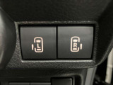 【運転席パワースライドドアスイッチ】運転席から後席のドアの開閉の操作を行うことができます。