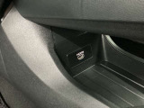 【HDMI接続端子】スマホやメディア端末をつなぐことで、車内のディスプレイで高画質な動画・音楽・ゲームを直接楽しめます。車内が自分専用のプライベートシアターやエンタメ空間に早変わりします。