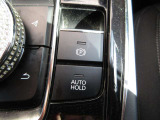 AUTO HOLD機能を装備。信号待ちや渋滞時にブレーキペダルを踏み続ける必要がなく、街乗りから長距離ドライブまで快適性の向上に貢献します。