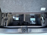 リヤ荷室には、二段(床下)収納もあります。
