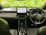 運転席から画面や周辺の表示を確認しやすいレイアウトで、ナビやオーディオを日常の移動に活用できます。前席から操作部にも手が届きやすく、車内での使い勝手に配慮されています。