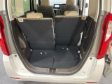 後席のシートをスライドさせると荷室空間を広げられます