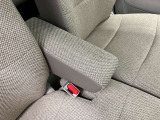 【アームレスト】運転席には、長距離ドライブに優しいアームレストが装備しています。