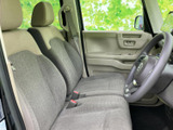 明るい色合いのドア内張りと落ち着いた色調のシートが、車内をすっきりと見せます。前席からは窓越しの視界が広がり、乗り降りの際にも室内の様子を確認しやすい空間です。
