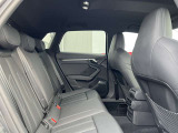 体を支えるためにシートを硬めにしております。長時間の運転でも疲れにくいように、サポート力重視で設計されております。