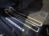 フロアマット ブラックのオールウェザータイプを装備しています。「CAMARO」の立体的なホワイトロゴがあしらわれた、シボレー純正の全天候型オールウェザーラバーマットです。汚れても丸洗いが可能です。