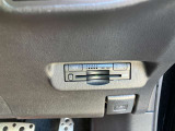 ETCの車載器です。運転席の右下、ひざの近くに付いています。
