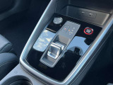 Audiのシフトレバーは、高級感と先進技術を反映したデザインが特徴です。オートマチックトランスミッションやデュアルクラッチトランスミッション(Sトロニック)を採用しております。