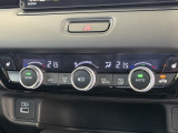 オートエアコンは運転席側と助手席側でそれぞれ自由に温度設定ができます。冬でも快適にドライブできるシートヒーター付きです。