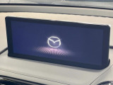 【8.8インチマツダコネクト】車内の雰囲気にマッチした大型のディスプレイ。スマホ接続でのナビ使用やBluetooth再生等、様々な機能が楽しめます。直感的なダイヤル操作が可能で、使い勝手も良好です。