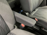 【アームレスト】運転席には、長距離ドライブに優しいアームレストが装備しています。