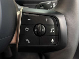 MINIの運転席操作部は、中央に構えるディスプレイが最大の特徴です。航空機を思わせるトグルスイッチなど、直感的で遊び心のあるメカニカルな操作感が、ゴーカートのような走りの高揚感を高めます。