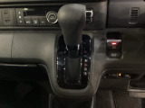 CVT車のセレクトレバーです。低速から高速まで、変速ショックのないスムーズな走りを実現するとともに、エンジン効率のよい領域を維持することで燃費にも貢献します。